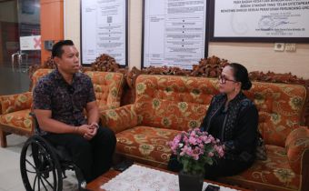 Diskusi antara Kordiv P2H Bawaslu Bali, Ketut Ariyani, dengan salah satu peserta P2P penyandang disabilitas, I Nyoman Juniarta