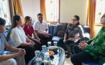 Koordinator Divisi Pencegahan, Parmas dan Humas Bawaslu Bali, Ketut Ariyani melaksanakan Konsolidasi demokrasi dengan anak muda Jembrana disela kegiatan P2P