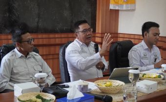 Wayan Wirka saat menjadi narasumber dalam kegiatan Rapat Koordinasi Penanganan Pelanggaran dan Diskusi bertajuk Menakar Implikasi Penerapan KUHAP Baru Terhadap Penanganan Pelanggaran Pemilu di Bawaslu Kabupaten Badung