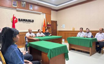 Simulasi Sidang Ajudikasi Sengketa Proses Pemilu yang diselenggarakan Bawaslu Kota Denpasar dengan melibatkan mahasiswa
