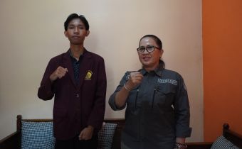 Koordinator Divisi Pencegahan, Parmas dan Humas Bawaslu Bali, Ketut Ariyani berdiskusi dengan Mahasiswa Universitas Negeri Mpu Kuturan dalam giat Konsoldem di Buleleng