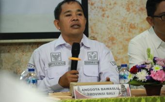 Anggota Bawaslu Bali, Gede Sutrawan saat memberikan arahan kepada generasi muda Bangli dalam pembukaan P2P, Rabu (3/6/2026)
