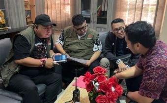 Anggota Bawaslu, I Nyoman Gede Putra Wiratma saat lakukan uji petik di kawasan Padangsambian, Denpasar, Selasa (236/2026)