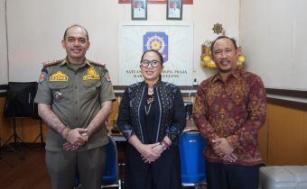 Koordinator Divisi Pencegahan, Partisipasi Masyarakat dan Hubungan Masyarakat Bawaslu Bali, Ketut Ariyani (tengah) saat lakukan konsolidasi dengan Satpol PP Buleleng, Selasa (7/7/2026)
