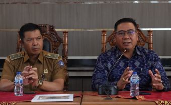 Anggota Bawaslu Bali, I Wayan Wirka saat jabarkan potensi pelanggaran netralitas ASN di kawasan Dalung, Senin (20/7/2026)