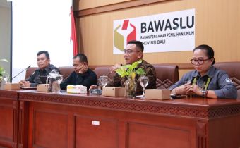 Rapat Pembinaan Penyelesaian Sengketa Proses dalam Pelaksanaan Pemutakhiran Data Partai Politik Secara Berkelanjutan di Sekretariat Bawaslu Provinsi Bali, Denpasar, Senin (27/7/2026).