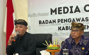 Ketua Bawaslu Bali, I Putu Agus Tirta Suguna (kiri) bersama Ketua Bawaslu Gianyar, I Wayan Hartawan ( kanan) saat rapat Koordinasi Bidang Sumber Daya Manusia dan Kesekretariatan di Bawaslu Gianyar, Kamis (30/7/2026) 