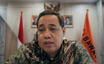 Anggota Bawaslu, Herwyn J.H. Malonda saat memberikan arahan pada saat penutupan pelatihan PPPK Bawaslu Se-Bali secara daring, Kamis (23/7/2026).