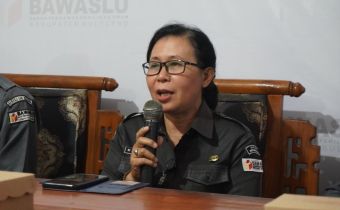 Kepala Bagian Pengawasan dan Humas Bawaslu Bali, Ni Luh Supri Cahayani saat menghadiri kegiatan rapat di Buleleng, Senin (10/8/2026)
