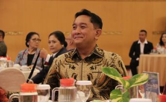 Ketua Bawaslu Bali, I Putu Agus Tirta Suguna saat menghadiri Yudisium ke-XLV Fakultas Ilmu Sosial dan Humaniora (FISUM) Program Studi Administrasi Publik Program Sarjana Universitas Ngurah Rai