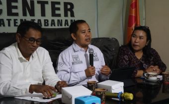 Anggota Bawaslu Bali, Gede Sutrawan saat membuka ajang Konsolidasi Demokrasi: Rapat Kajian Hukum Menyikapi Putusan MK Nomor 135/PUU-XXII/2024 dan Nomor 128/PUU-XXIV/2026 di Kabupaten Tabanan, Rabu (26/8/2026)