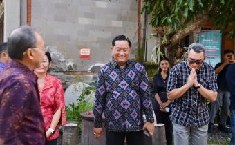 Ketua Bawaslu Bali, I Putu Agus Tirta Suguna saat menghadiri peringatan HUT ke-14 Ikatan Wartawan Online, Minggu (30/8/2026)