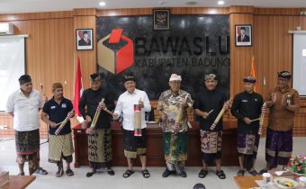Bawaslu Bali saat menyelenggarakan agenda bedah buku Etika yang Melembaga dalam rangka memperingati 70 tahun Prof. Jimly Asshiddiqie, Kamis (20/8/2026)