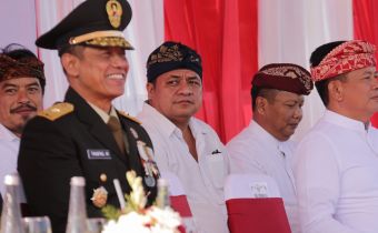 Anggota Bawaslu Bali, I Nyoman Gede Putra Wiratma saat mengikuti upacara penurunan Bendera Merah Putih dalam rangkaian HUT RI ke - 81 di Provinsi Bali, Senin (17/8/2026)
