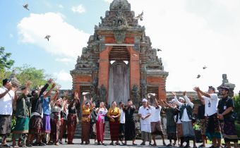 Pelepasan tujuh pasang ekor burung perkutut dalam giat JALA Bali di Pura Taman Ayun 