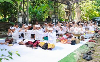 upacara Piodalan di Padmasana Kantor Bawaslu Provinsi Bali