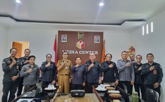 Gede Sutrawan, saat memberikan arahan dalam Rapat Pengelolaan dan Pelayanan Data Informasi Publik Bawaslu Kabupaten Karangasem