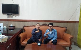 Gede Sutrawan saat melakukan Ko solidasi Demokrasi di Kantornya bersama Mahasiswa, Senin (31/8/2026)