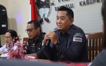 Ketua Bawaslu Provinsi Bali, I Putu Agus Tirta Suguna, saat memberikan arahan dalam Rapat Implementasi Reformasi Birokrasi yang diselenggarakan oleh Bawaslu Kabupaten Bangli pada Senin (14/9/2026).