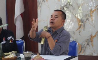 Koordinator Divisi Hukum dan Penyelesaian Sengketa Bawaslu Bali, Gede Sutrawan, saat melakukan supervisi, monitoring, dan evaluasi bidang hukum dan penyelesaian sengketa di Bawaslu Kabupaten Jembrana, Senin (14/9/2026).