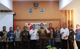 Tim Pemeriksa Daerah (TPD) dalam kegiatan Monitoring dan Evaluasi (Monev) di Ruang Rapat Kantor Bawaslu Provinsi Bali, Jumat (25/9/2026)