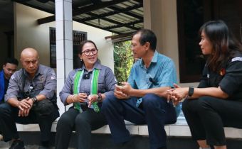 Koordinator Divisi Pencegahan, Partisipasi Masyarakat dan Hubungan Masyarakat Bawaslu Bali, Ketut Ariyani, saat melakukan uji petik terhadap masyarakat yang mengalami perubahan status dari sipil menjadi anggota Polri di kawasan Denpasar