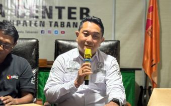 Ketua Bawaslu Bali, I Putu Agus Tirta Suguna saat memimpin Rapat Koordinasi Pengelolaan BMN dan BMD di Kantor Bawaslu Kabupaten Tabanan, Rabu (9/9/2026). 