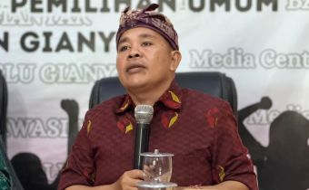 Kordiv HPS Bawaslu Bali, Gede Sutrawan saat menghadiri Rapat Fasilitasi Pengelolaan Layanan Hukum melalui JDIH Bawaslu di Sekretariat Bawaslu Kabupaten Gianyar, Kamis (10/9/2026). 