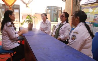 Kordiv P2H Bawaslu Bali, Ketut Ariyani saat konsolidasi demokrasi dengan Kepala Sekolah dan Guru SLB Negeri 3 Denpasar terkait pemenuhan hak disabilitas, Rabu (16/9/2026)