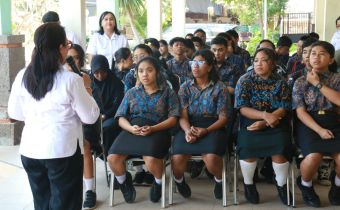 Bawaslu Bali saat melakukan peningkatan pemahaman kepemiluan kepada pemilih pemula di SLB Negeri 3 Denpasar, Rabu (16/9/2026)