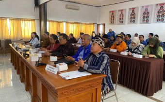 Anggota Bawaslu Bali, Gede Sutrawan saat menghadiri Rapat Koordinasi Pemutakhiran Data Parpol melalui SIPOL Semester I Tahun 2026 di Denpasar, Kamis (17/09/2026). 