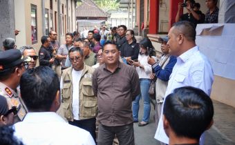 Ketua Bawaslu Bali, I Putu Agus Tirta Suguna saat memantau langsung pelaksanaan Pilkel di Kawasan Kabupaten Gianyar secara serentak, Minggu (21/9/2026)