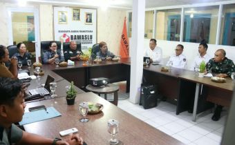 Kordiv P2H Bawaslu Bali, Ketut Ariyani saat lakukan evaluasi pengawasan PDPB di Bawaslu Kabupaten Klungkung, Senin (21/9/2026).