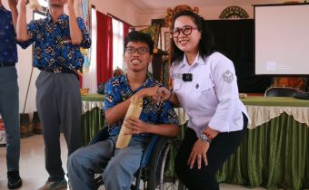 Kordiv P2H Bawaslu Bali, Ketut Ariyani bersama Putu, salah satu Peserta Diskusi dalam program TAKSU Bawaslu Bali di SLB Negeri 2 Denpasar
