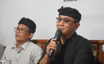 Rapat Kajian Hukum Putusan MK di Kantor Bawaslu Kabupaten Buleleng
