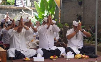Piodalan di Padmasana Bawaslu Jembrana