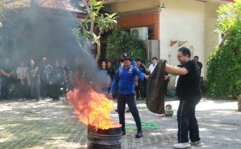 Kegiatan penguatan kelembagaan ini menghadirkan narasumber dari Badan Penanggulangan Bencana Daerah (BPBD) Provinsi Bali dan Dinas Pemadam Kebakaran dan Penyelamatan (Damkar) Kota Denpasar, Rabu (7/10/2026)