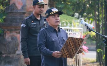 Anggota Bawaslu Bali, Gede Sutrawan saat memeberikan arahan pada Apel Senin di Bawaslu Bali, Senin (12/10/2026)