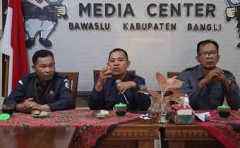Anggota Bawaslu Bali, Gede Sutrawan saat menjabarkan persoalan yang menjadi perhatian dalam pemutakhiran data kepengurusan dan keanggotaan partai politik di kantor Bawaslu Bangli, Senin (12/10/2026)