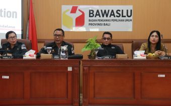 Rapat Evaluasi, Pembinaan, serta Pengelolaan Administrasi Keuangan yang berlangsung di Ruang Rapat Sekretariat Bawaslu Bali, Senin (12/10/2026).
