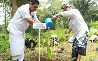 Anggota Bawaslu Bali, I Nyoman Gede Putra Wiratma dan Gede Sutrawan saat menggelar aksi JALA BALI (Jaga Alam dan Lingkungan) di kawasan suci Pura Luhur Batukau, Rabu (14/10/2026)