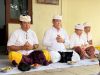 Pelaksanaan persembahyangan dalam hari Saraswati di Kantor Bawaslu Gianyar, Sabtu (31/10/2026)