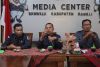 Anggota Bawaslu Bali, Gede Sutrawan saat menjabarkan persoalan yang menjadi perhatian dalam pemutakhiran data kepengurusan dan keanggotaan partai politik di kantor Bawaslu Bangli, Senin (12/10/2026)